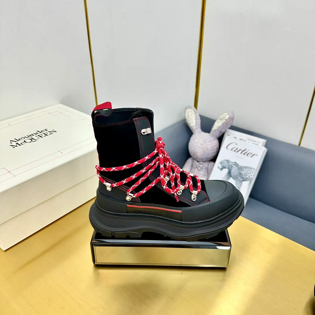 👟👟Ex-factory price 680👟👟 Alexander McQueen's latest thick-soled Martin boots, original 1:1 development, outsole original open-film TPU sole, fabric full-grain cowhide + high mercerized cowhide, lining sheepskin original hardware carabiner bottom height 5cm Size: #35-40 39-45